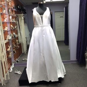 Lia Mia - Style 9225 - Size 26 - Ivory